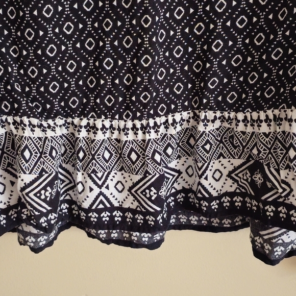 H&M Divided Black & White Patterned Long Sleeve Blouse Flounced Hem Size 14 - Picture 5 of 8